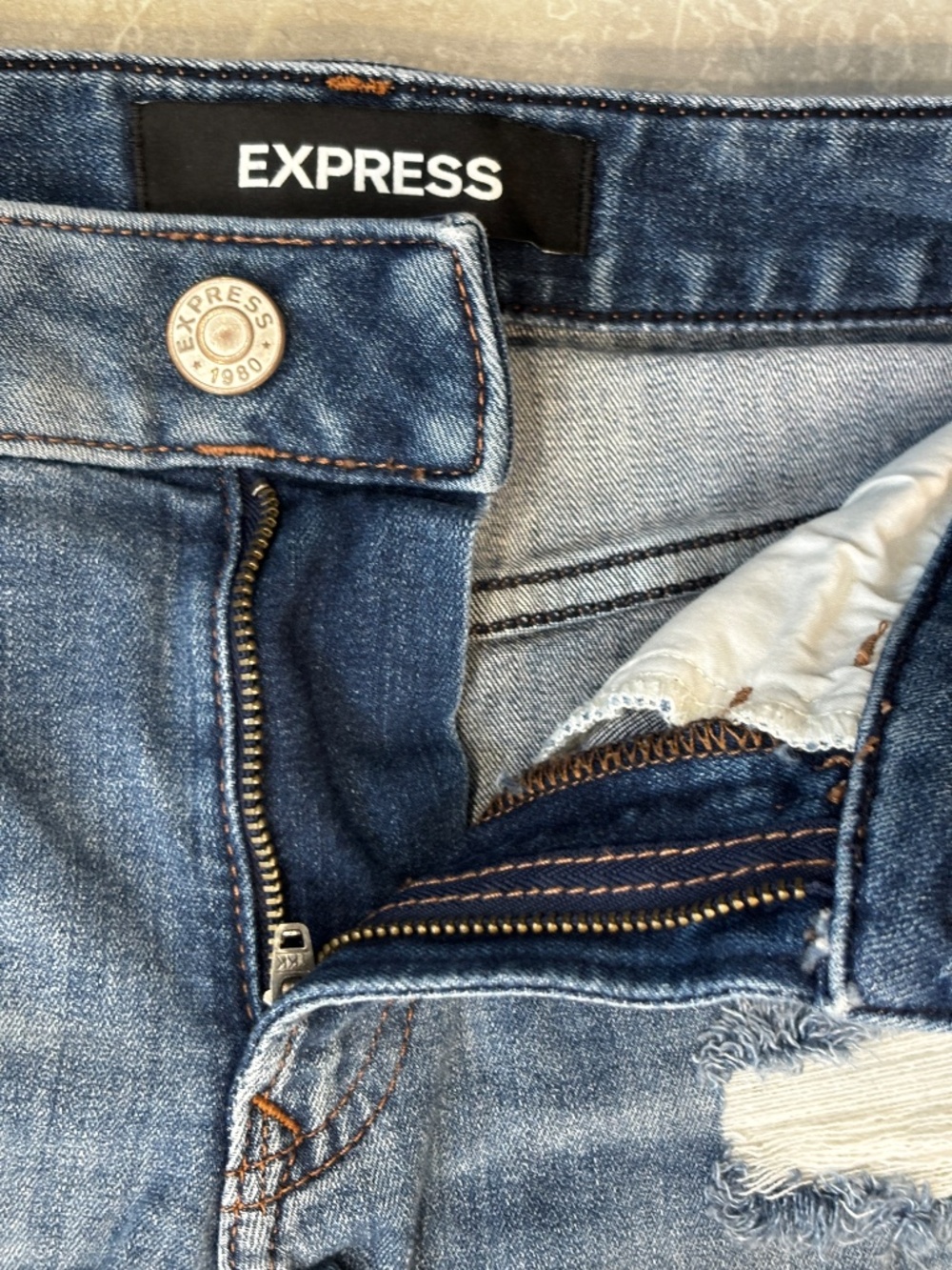 Express Shortie Relaxed Low Rise Shorts - Distressed Denim Size 00 - Picture 7 of 9